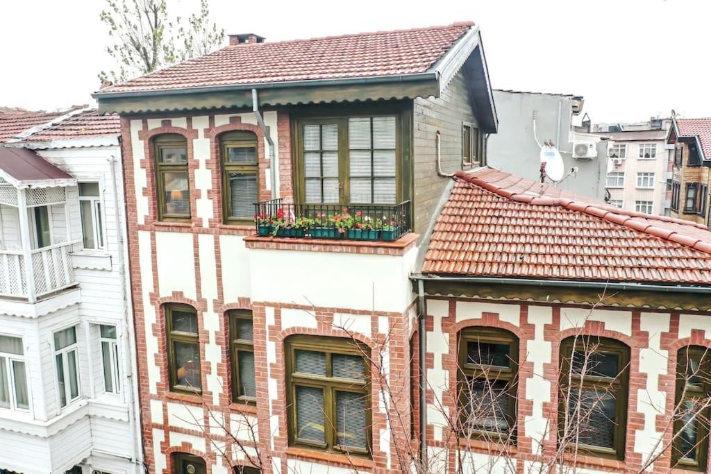 Historical Greco-Ottoman Pavilion Near Tram In Fatih Istanbulská provincie Exteriér fotografie