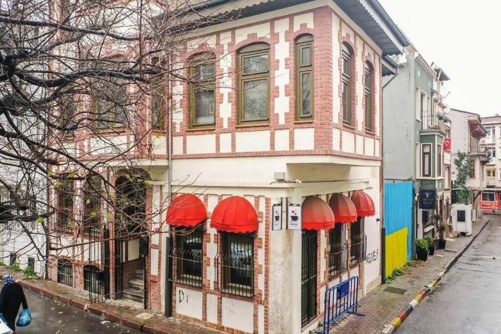 Historical Greco-Ottoman Pavilion Near Tram In Fatih Istanbulská provincie Exteriér fotografie