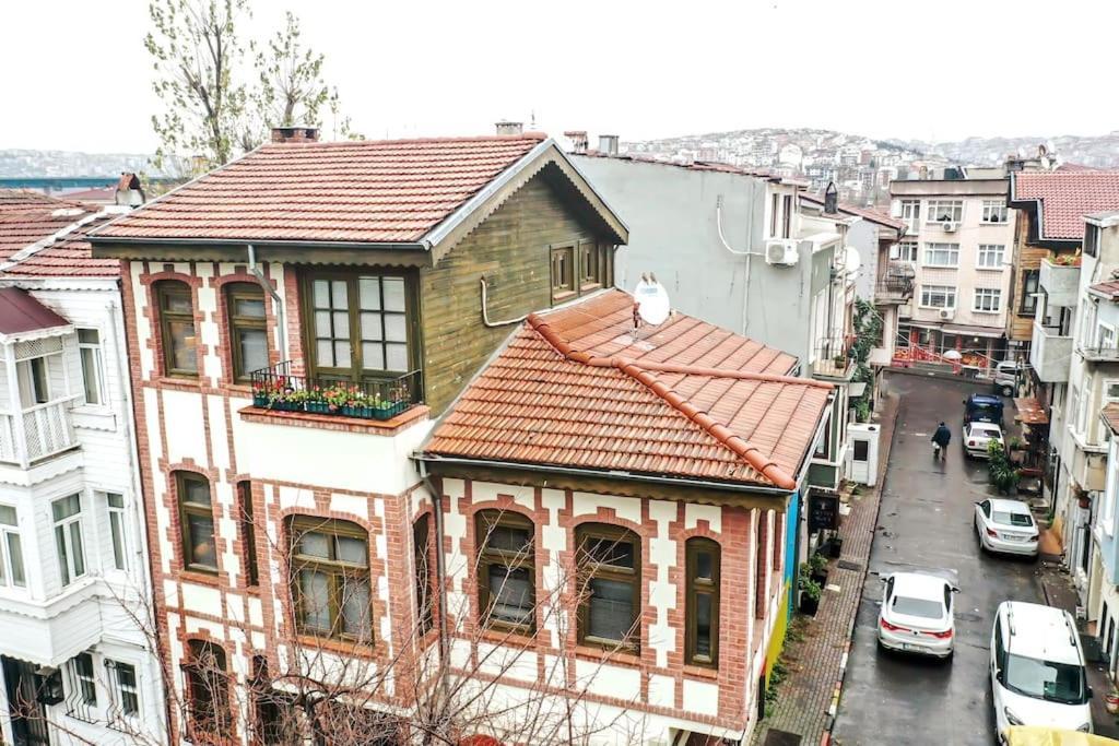 Historical Greco-Ottoman Pavilion Near Tram In Fatih Istanbulská provincie Exteriér fotografie