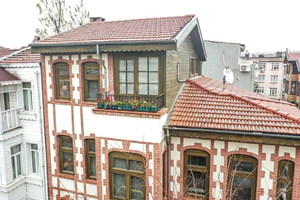 Historical Greco-Ottoman Pavilion Near Tram In Fatih Istanbulská provincie Exteriér fotografie