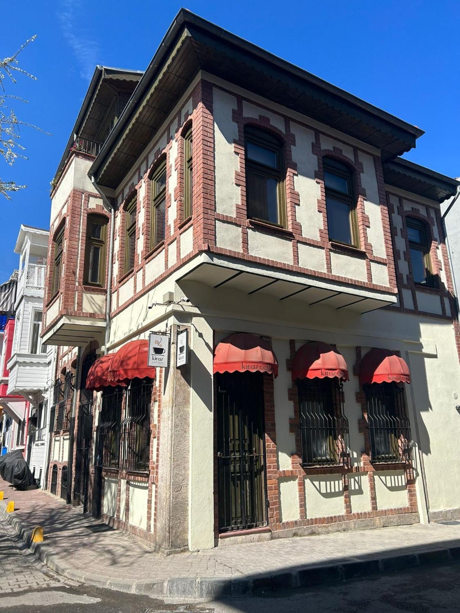 Historical Greco-Ottoman Pavilion Near Tram In Fatih Istanbulská provincie Exteriér fotografie